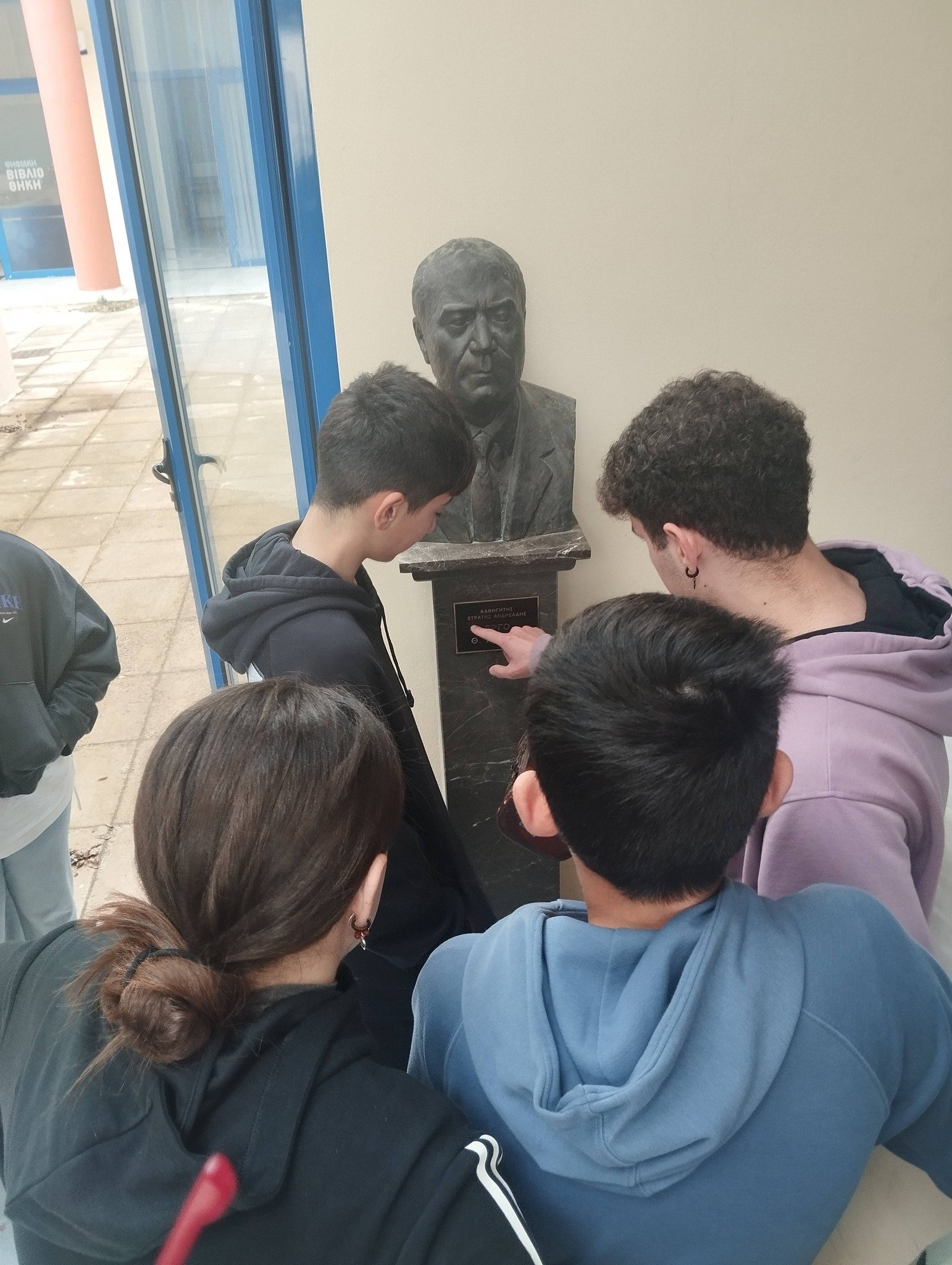 Read more about the article Γνωριμία μαθητών με την Βιβλιοθήκη